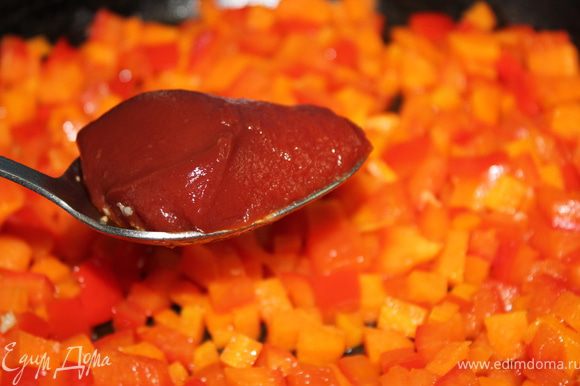 Подмешать томат-пасту и тушить еще 2 минуты.