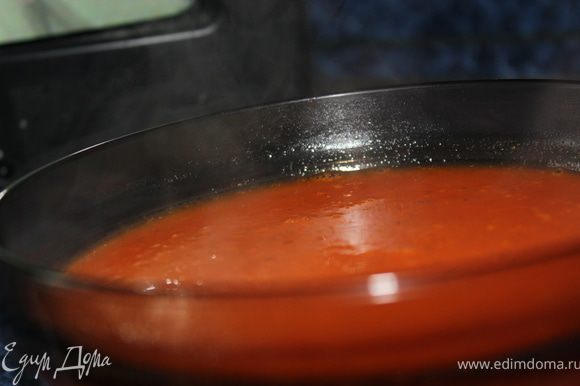 Готовый томатный суп приправить солью, сахаром и молотым черным перцем по вкусу и разлить по тарелкам.
