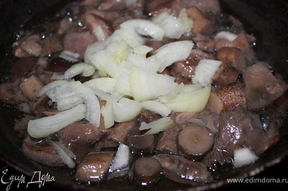 Отварные грибы обжарить на сковородке с репчатым лучком около 10 минуточек.