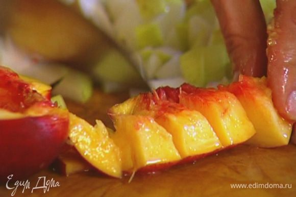 Нарезать фрукты дольками.
