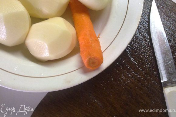 Картошку, лук и морковку почистить и помыть