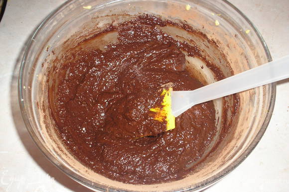 Желтки перетереть с сахаром добела,добавить размягченное сливочное масло. какао, ром. Все хорошо вымешать.
