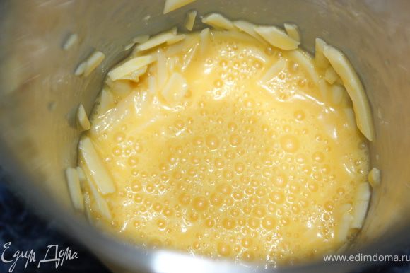 Далее взбиваем яйца и смешиваем с тертым сыром.