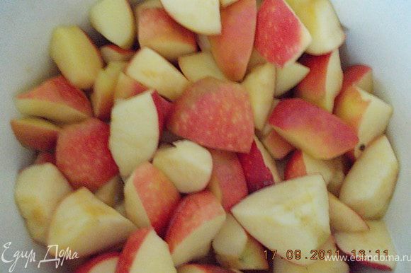 яблоки освободить от сердцевины и разрезать на 4 части