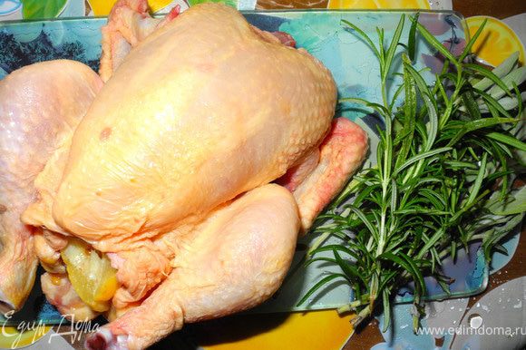 В пузико цыпленка положить соленый лимон и травы, сверху смазать смесью меда и сливочного масла и посолить.