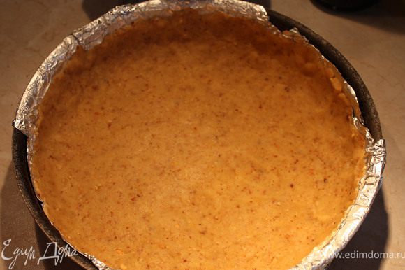 Достать тесто, раскатать, положить в разъемную форму, чтобы получились высокие бортики ( у меня была только сковорода , поэтому вниз положена фольга, чтобы легко достать готовый пирог).