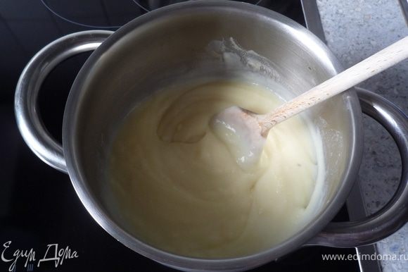Влить в масло кипящее молоко и проварить 2 минуты (масса станет равномерно густой). Остудить.