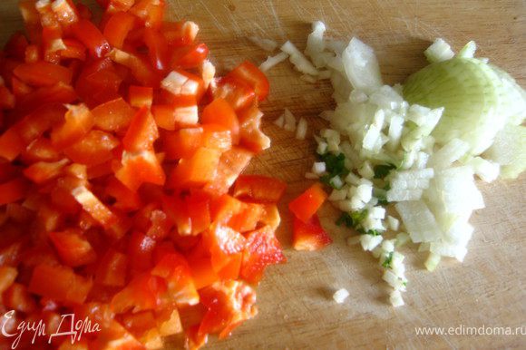 Для соуса: Помидоры заливаем кипятком на 10 минут, очищаем от кожицы режем мелкими кубиками.Лук, чеснок,сладкий перец и зелень мелко нарезаем.