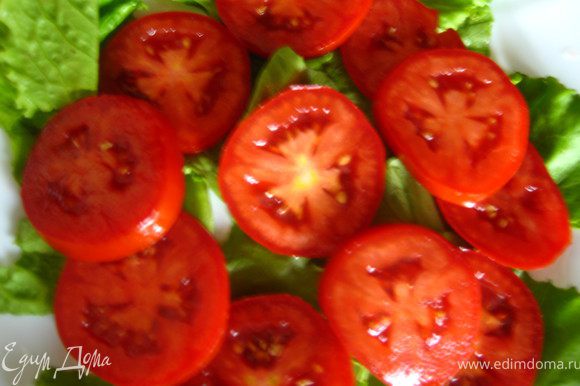 Оформляем салат: Рвем листья, помидоры режем кружочками.