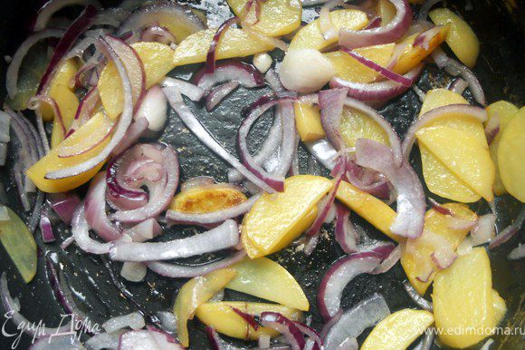 Картофель нарезать, обжарить в сковороде несколько минут, присоединить лук, готовить 3-3 минуты на умеренном огне (до прозрачности).