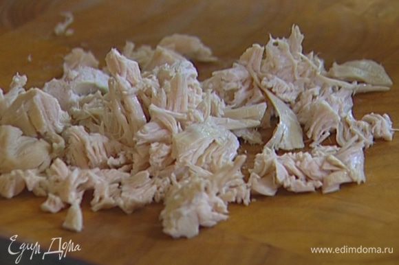 Отваренное куриное мясо нарезать небольшими кусочками и отправить в сковороду к грибам.