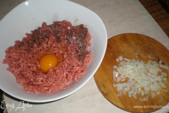 пока остывает капуста готовим фарш мелко режим лук добавляем яйцо соль перец по вкусу и перемешиваем
