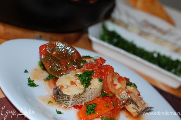 Выложите готовую рыбу на блюдо и заправьте получившимся соусом. Все! Приятного аппетита!