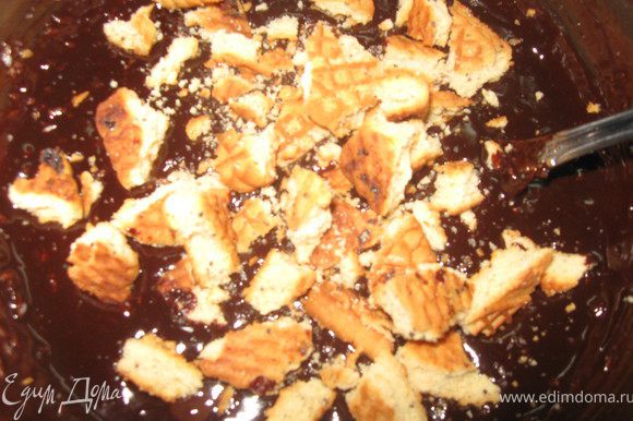 Несколько печенюшек разломать на небольшие кусочки и вмешать в шоколадную массу (для того, чтобы в пирожных встречались кусочки печенья покрупнее)