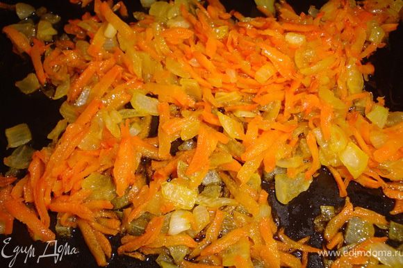 Чистим, моем лук и морковь. Шинкуем лук, натираем на крупной терке морковь и все вместе пассеруем на растительном масле...