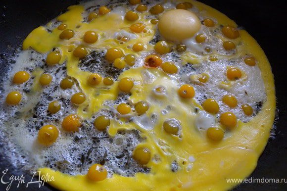 Накрыть крышкой и готовить на маленьком огне до готовности яиц.