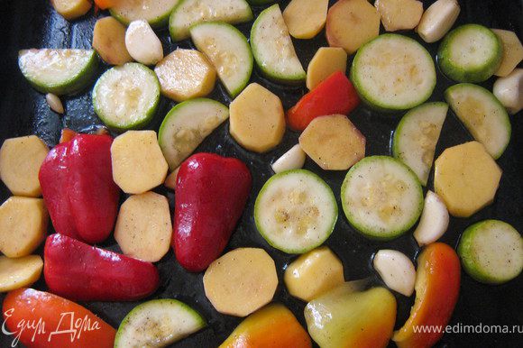Перец, кабачки и картофель вымыть,перец и картофель очистить,нарезать овощи произвольно. Положить овощи на противень, сбрызнуть оливковым маслом, посолить и поперчить. Запекать вместе с крем-брюле из тыквы.