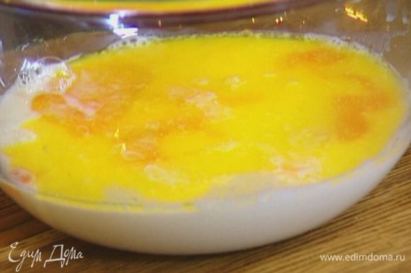 Соединить молоко, яйца и растопленное масло, добавить сахар и взбить все миксером.