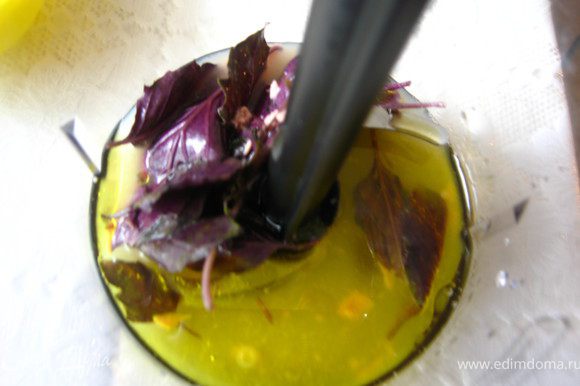 делаем соус: в блендер кладем базилик, наливаем лимонный сок, оливковое масло и бульон из банки в котором находился тунец.