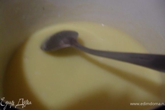 Для соуса масло растопить, всыпать в него муку, хорошо перемешивая , чтобы не образовалось комочков.Влить тёплое молоко и снять соус о огня.Добавить натёртый сыр и грецкий орех , ввести яйца и хорошо перемешать.