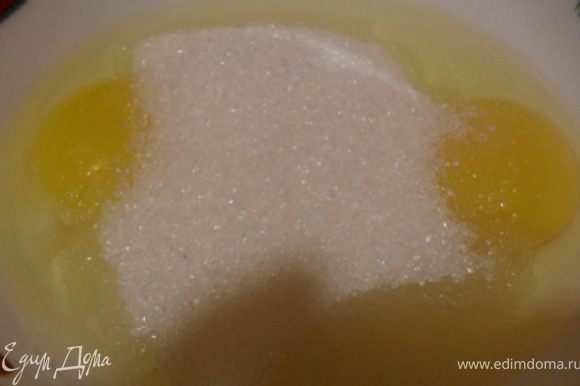 Яйца взбить с сахаром, добавить соду.