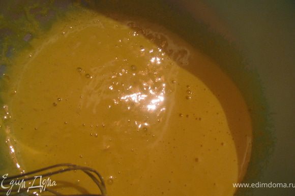 Белки отделить от желтков.Взбить желтки,сахар и лимонную цедру до получения кремообразной массы.