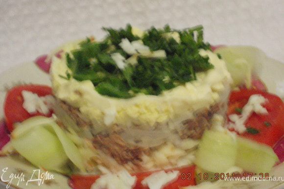 выложить салат слоями ,покрывая каждый слой майонезом ; 1-белки 2-колбасный сыр 3-1/2часть сайры 4-лук 1/2 часть 5-сайра 6-желтки 7-лук 8-зелень петрушки