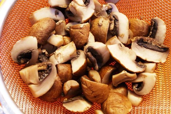 Готовые отварные грибы выложите в сито, дайте воде стечь.
