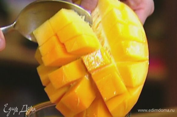 Вырезать мякоть у манго и измельчить погружным блендером в пюре.