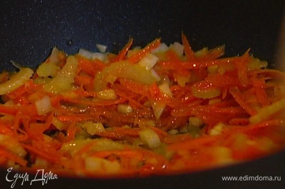 Разогреть в тяжелой глубокой сковороде 2 ст. ложки оливкового масла, выложить морковь, сельдерей, лук и чеснок, немного посолить и обжаривать, пока лук и сельдерей не станут прозрачными.