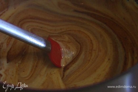 Приготовить тесто: соединить каштановое пюре с шоколадной массой, добавить натертую цедру, крахмал и измельченный миндаль, перемешать.