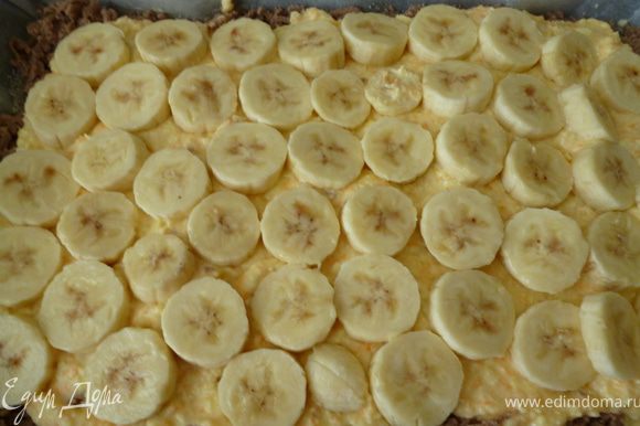 На слой теста наносим сначала творожную начинку,а затем сверху выкладываем кружочки банана.