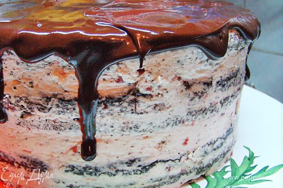 Через 30 минут, достаньте торт и обмажьте бока торта оставшимся кремом до гладкости. Сверху полейте шоколадной глазурью и поставьте в холодильник минимум на 2 часа.