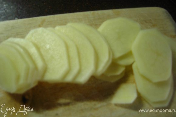 Картофель чистим и нарезаем тонкими кольцами. заливаем кипятком на 15 минут.