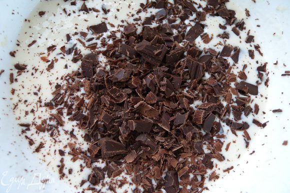 4. Затем, перед заливкой добавить покрошенный шоколад и перемешать.