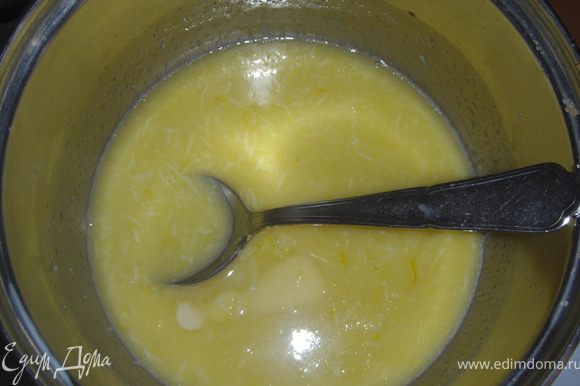 Начинка ореховая: В кастрюле смешать молоко и сахар. Поставить на огонь и довести до кипения. Добавить масло,ванилин и цедру. Варить 5 минут.