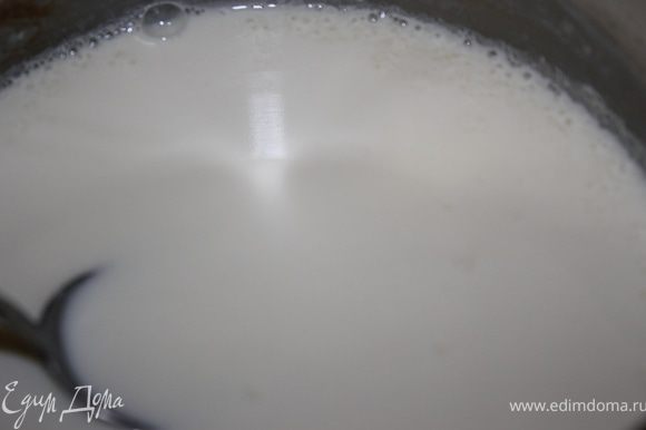 Налить молоко в кастрюлю, немного посолить и поставить его на огонь для закипания.