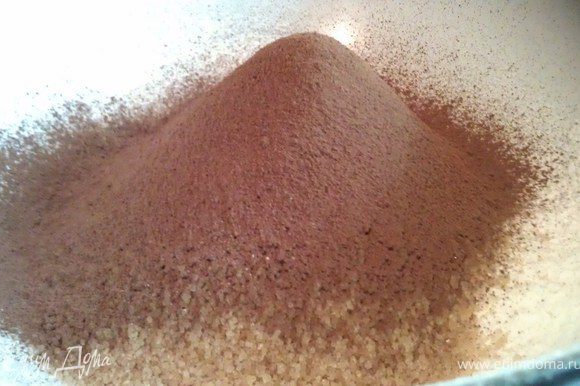 В миске смешать муку, сахар, какао, разрыхлитель, соду и соль.