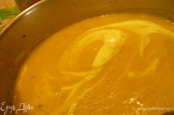 С помощью блендера превращаем суп в пюре, возвращаем обратно в кастрюлю, вливаем сливки или молоко, прогреваем, посыпаем любимой зеленью и подаем.