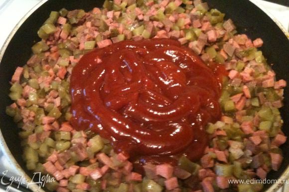 Добавить томатный соус или кетчуп.