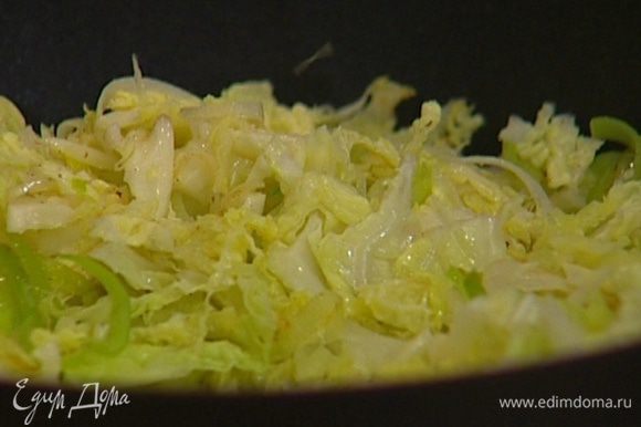 Разогреть в тяжелой сковороде оливковое и сливочное масло и тушить нарезанную капусту и порей под крышкой около 5 минут.