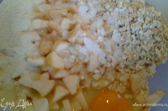 Нарезать мелко яблоки без кожицы+манка+овсянка+щепотка соли+сахар по вкусу+ваниль+яйцо.