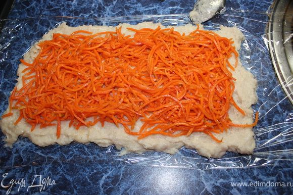 Выложить на фарш корейскую морковь.