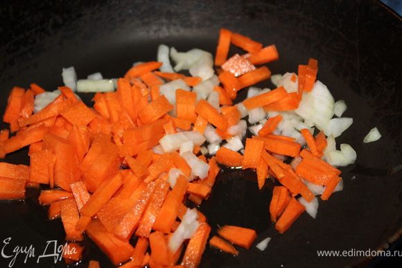 Убираем наше тесто на время в холодильник, пока будем делать заправку для нашего супчика. Приступим: Лук и морковь потушить на небольшом количестве растительного масла.