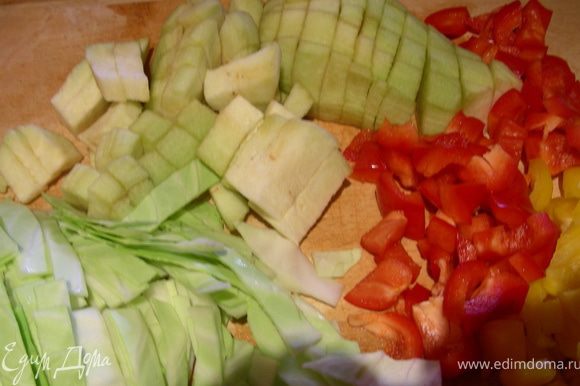 Шинкуем капусту, режем баклажаны и перцы и добавляем их в суп минут через 10.