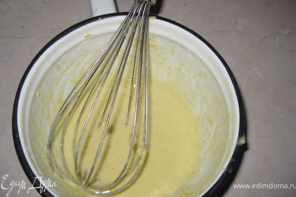 Делаем заварной крем: на плиту ставим 400 мл молока, добавляем сахар. Тем временем желтки, 100 мл молока, муку интенсивно перемешиваем (смотрим чтоб не было комочков).