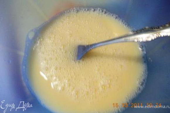разбиваем яйцо в стакан и доливаем воду в стакан выливаем в миску и перемешиваем, добавляем лимонную кислоту, соль