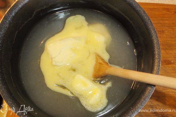 Пока наш пирог выпекается, приготовим соус. Сахар, воду, крахмал и лимоный сок, смешать и поставить кипятить, непрерывно помешивая. Как только наш соус начнет густеть и закипит, снять с плиты и сразу добавить масло. Мешать пока се масло не остынет. У вас получиться легкий соус сливочного цвета, с очень нежной и мягкой текстурой.
