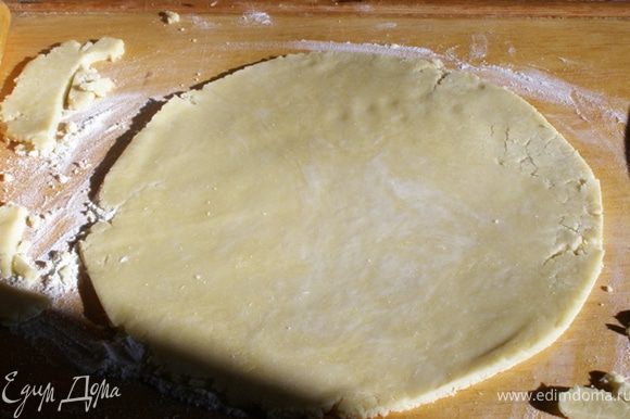 Раскатаем скалкой тесто в пласт толщиной 1/2 см.