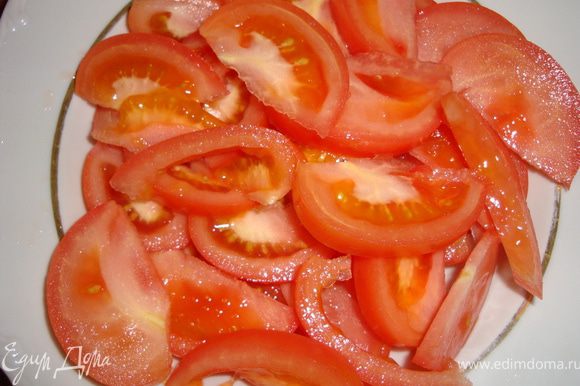 Помидоры вымыть, удалить попки и нарезать дольками (в оригинале - помидорки черри разрезаются пополам).